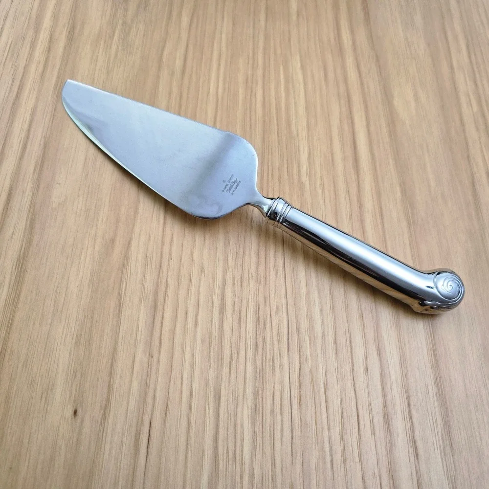 Kirk Stieff WILLIAMSBURG ROYAL SHELL Pie and Cake Server Pistol Handle Stainless